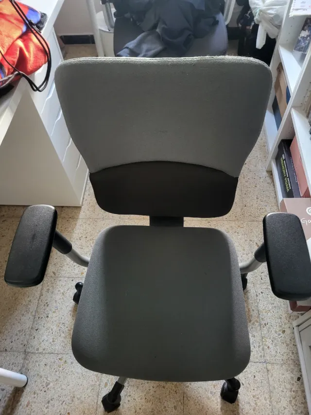 Silla de oficina con ruedas gris