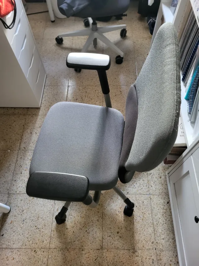 Silla de oficina con ruedas gris
