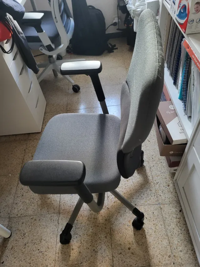 Silla de oficina con ruedas gris