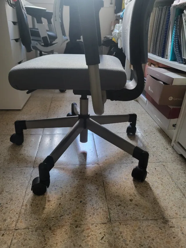 Silla de oficina con ruedas gris