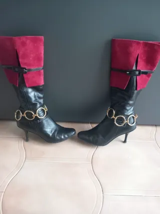 Stivali neri/rossi con catena dorata