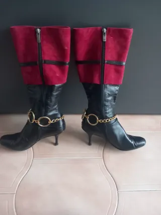 Stivali neri/rossi con catena dorata