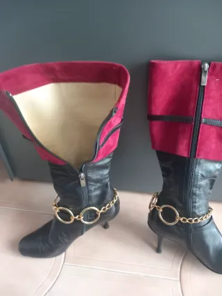Stivali neri/rossi con catena dorata