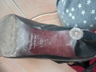 Stivali neri/rossi con catena dorata