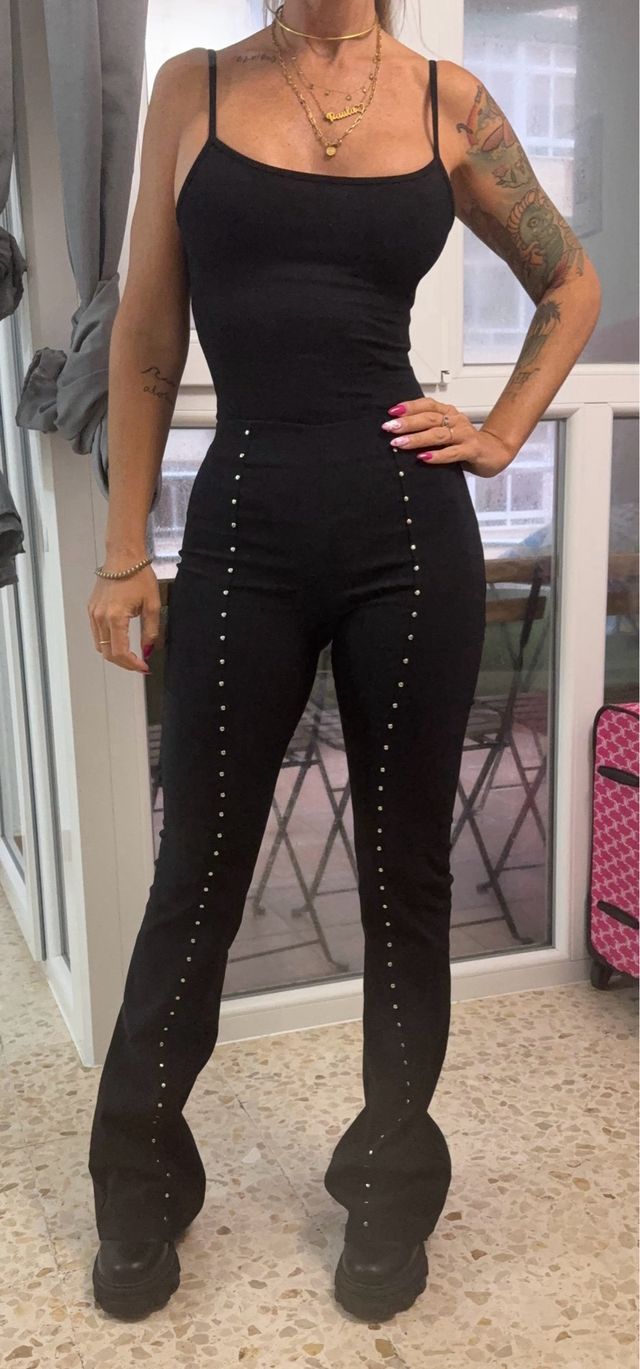 Pantalón Bershka acampanado tachuelas Talla XS