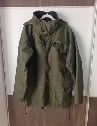 Chaqueta impermeable verde militar