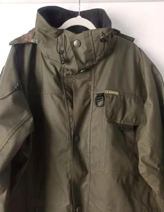 Chaqueta impermeable verde militar