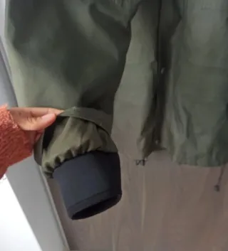 Chaqueta impermeable verde militar