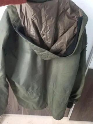 Chaqueta impermeable verde militar