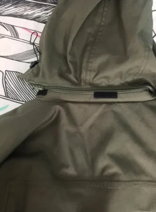 Chaqueta impermeable verde militar