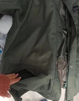 Chaqueta impermeable verde militar