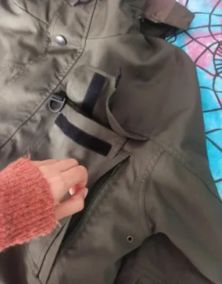 Chaqueta impermeable verde militar