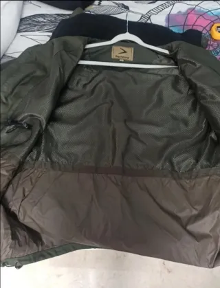 Chaqueta impermeable verde militar