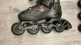 Patines en línea negros y naranjas