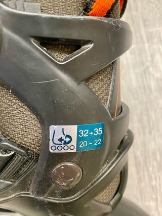 Patines en línea negros y naranjas