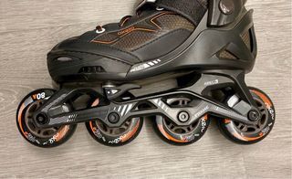 Patines en línea negros y naranjas