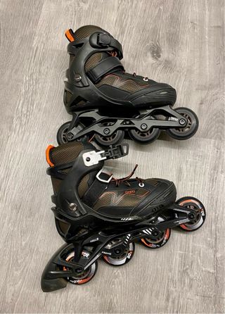 Patines en línea negros y naranjas