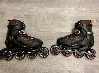 Patines en línea negros y naranjas