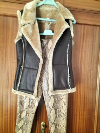 Chaleco moderno en ante y pelo suave