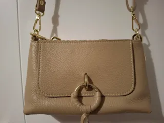 Bolso de piel beige con detalles dorados