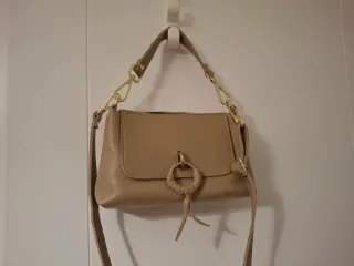 Bolso de piel beige con detalles dorados