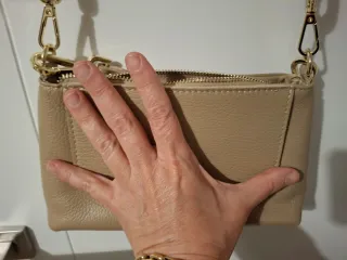 Bolso de piel beige con detalles dorados