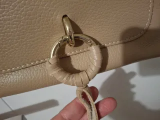 Bolso de piel beige con detalles dorados