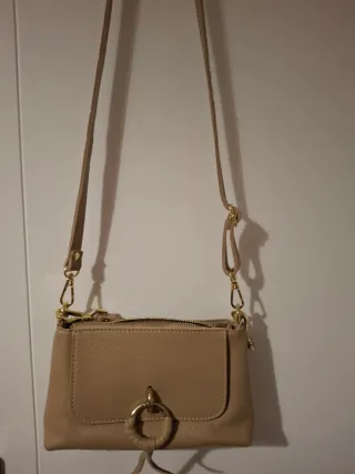 Bolso de piel beige con detalles dorados
