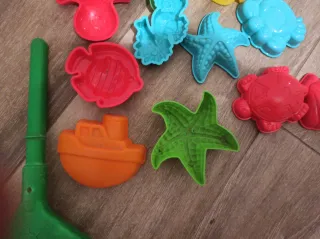 Juguetes de playa: moldes y rastrillo