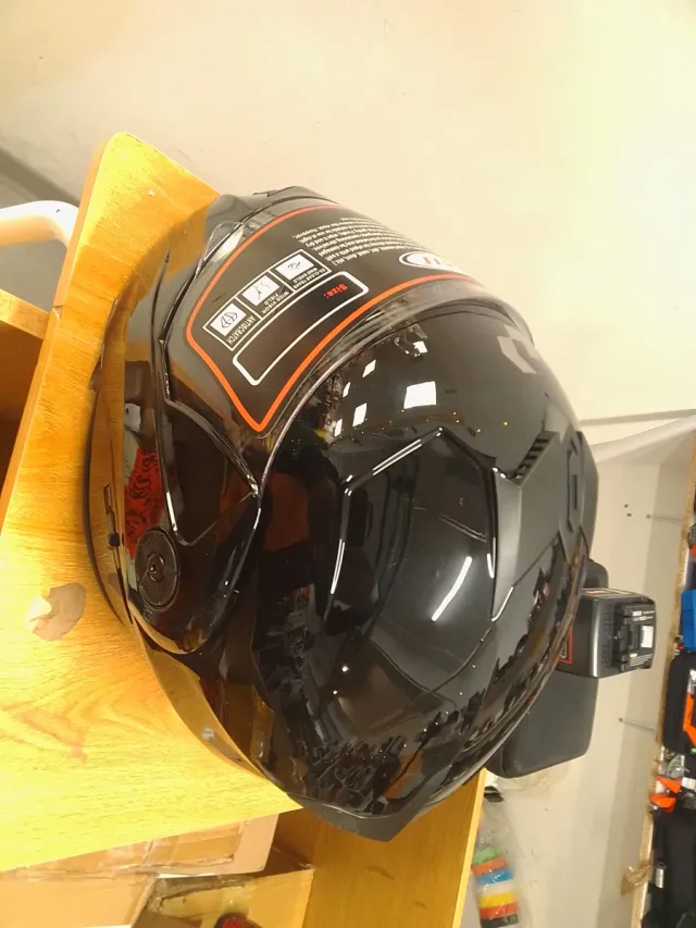Casco de moto negro brillante