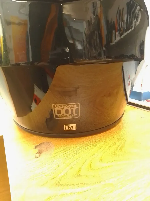 Casco de moto negro brillante