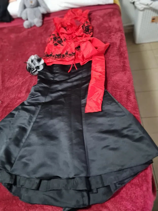 Chaleco rojo con bordado negro