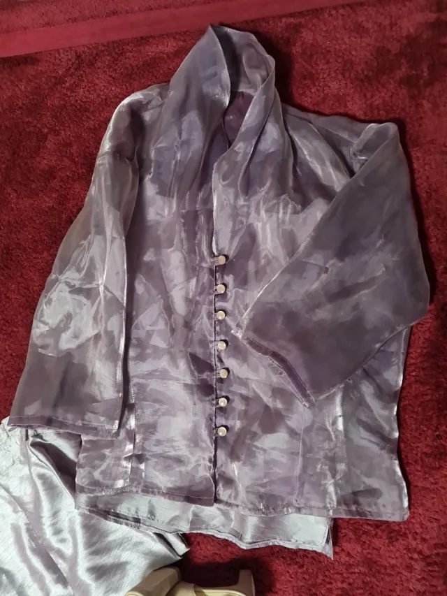 Chaleco rojo con bordado negro