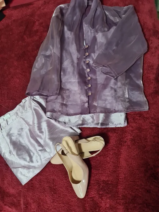 Chaleco rojo con bordado negro