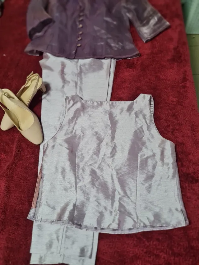 Chaleco rojo con bordado negro