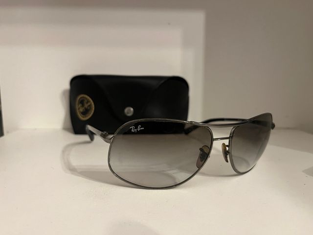 Gafas de sol Ray-Ban grises y plateadas