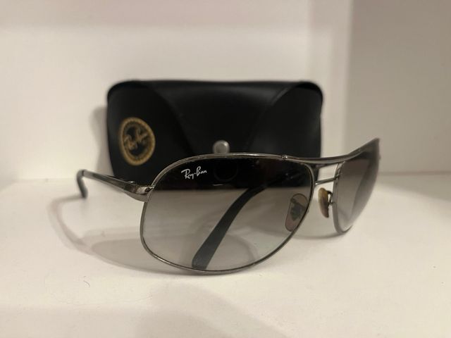 Gafas de sol Ray-Ban grises y plateadas