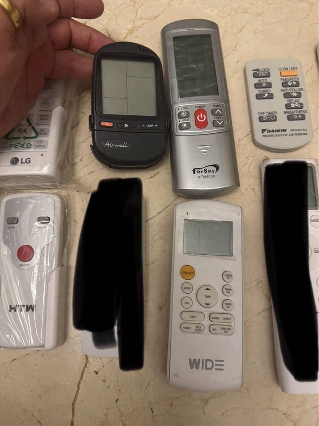 Lotto di 8 telecomandi per condizionatori Daikin, LG