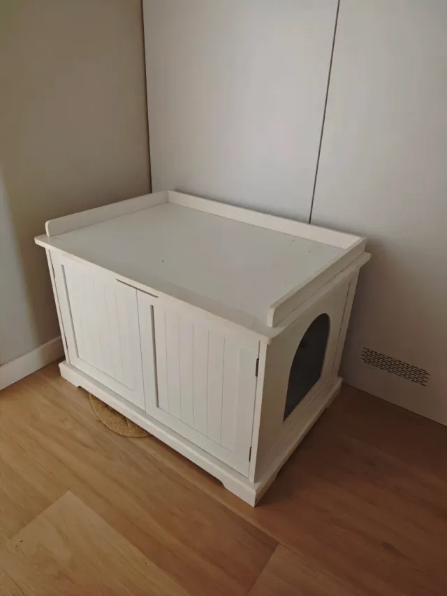 MUEBLE ARENERO PARA GATOS BLANCO.