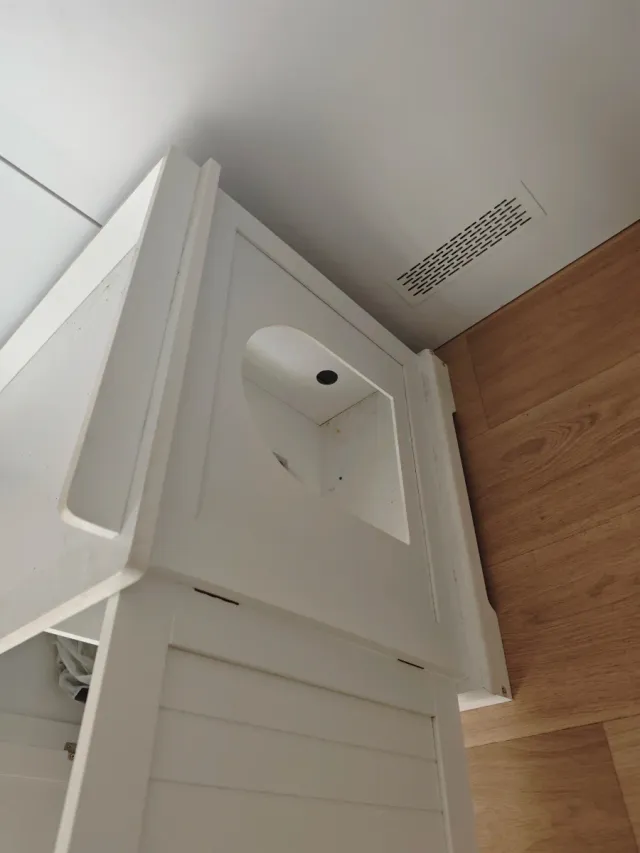 MUEBLE ARENERO PARA GATOS BLANCO.