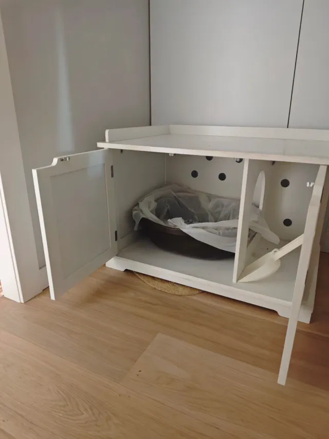 MUEBLE ARENERO PARA GATOS BLANCO.