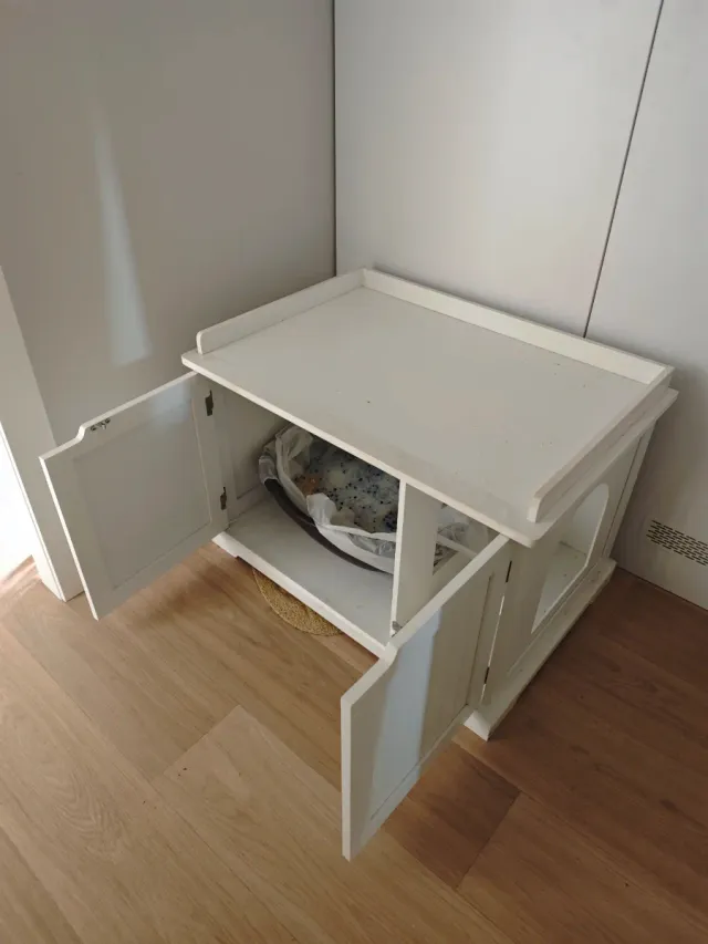 MUEBLE ARENERO PARA GATOS BLANCO.