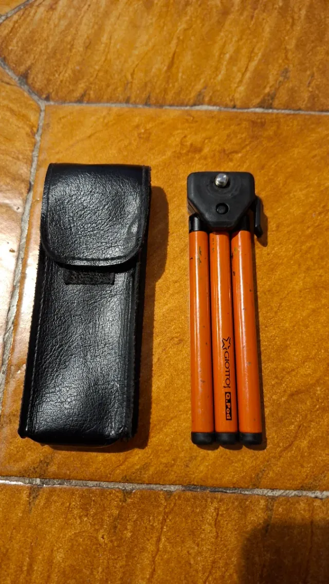 Mini trípode Giottos naranja