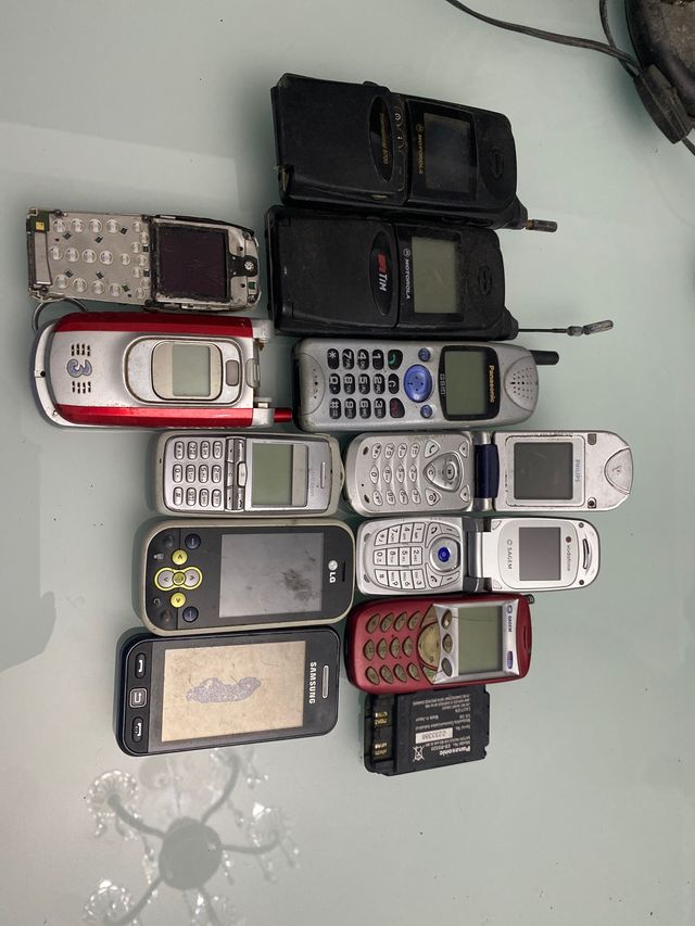 Lotto telefoni vintage LG, Motorola, Panasonic, Sa