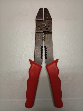 Alicates Pelacables y Crimpador.