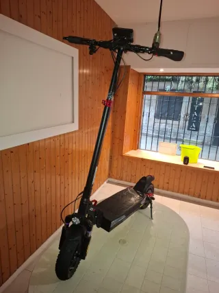 Patinete eléctrico negro