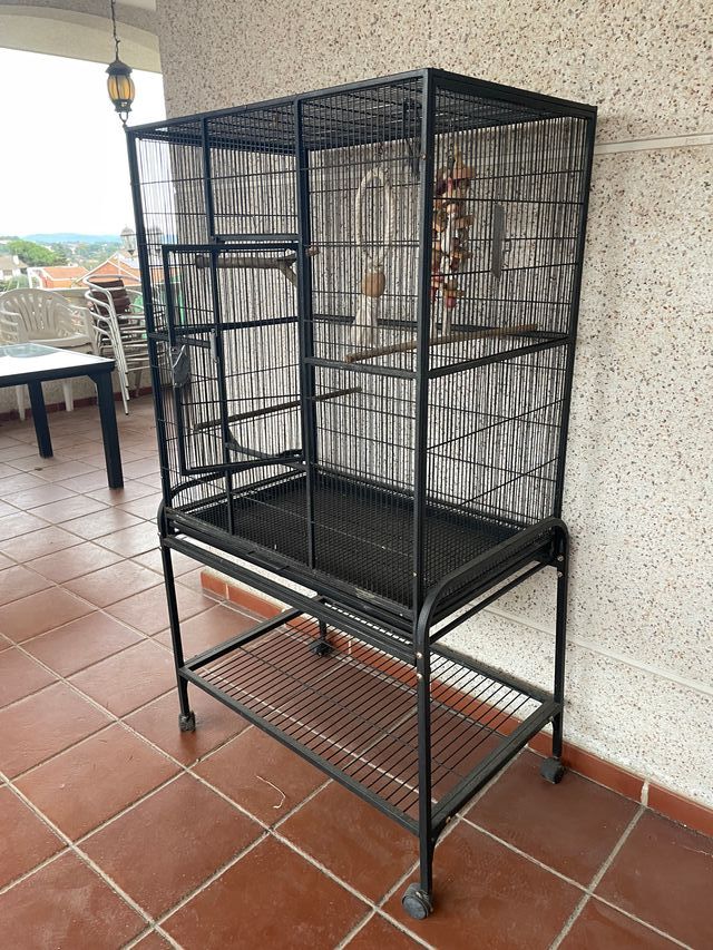 Jaula grande para pájaros negra
