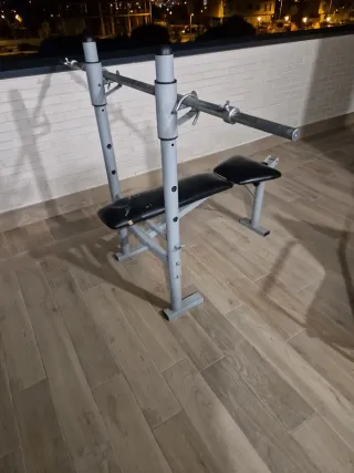 Banco de pesas con barra