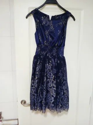 Vestido azul con detalles dorados