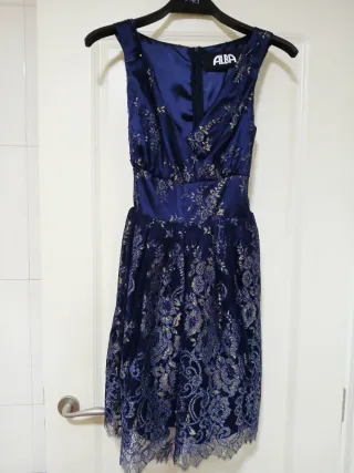 Vestido azul con detalles dorados